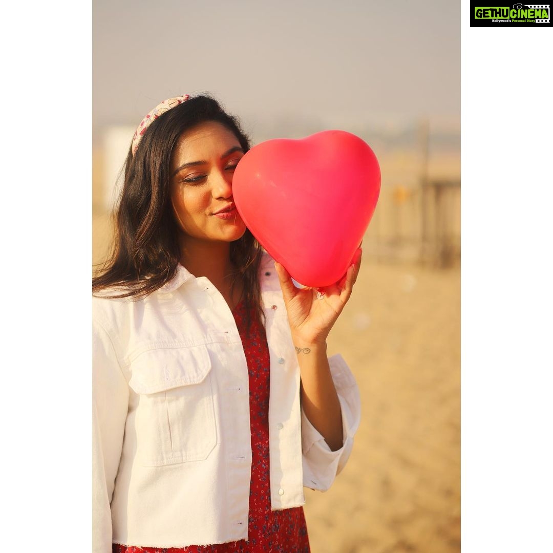 Smruthi Venkat Instagram - Sending you all a lot of love this Valentine’s Day ❤️ Happy Valentine’s Day ❤️ Styling: @keziah_costume_stylist Outfits: @_gina_couture Muah: @harisri_makeoverartistry Photography: @shotsbyuv @kishorekumar5749 @sat_narain #valantinesday #love #red #loveyourself #selflove #instagram #instalove #instapost #redlove #lovelife #loveyou