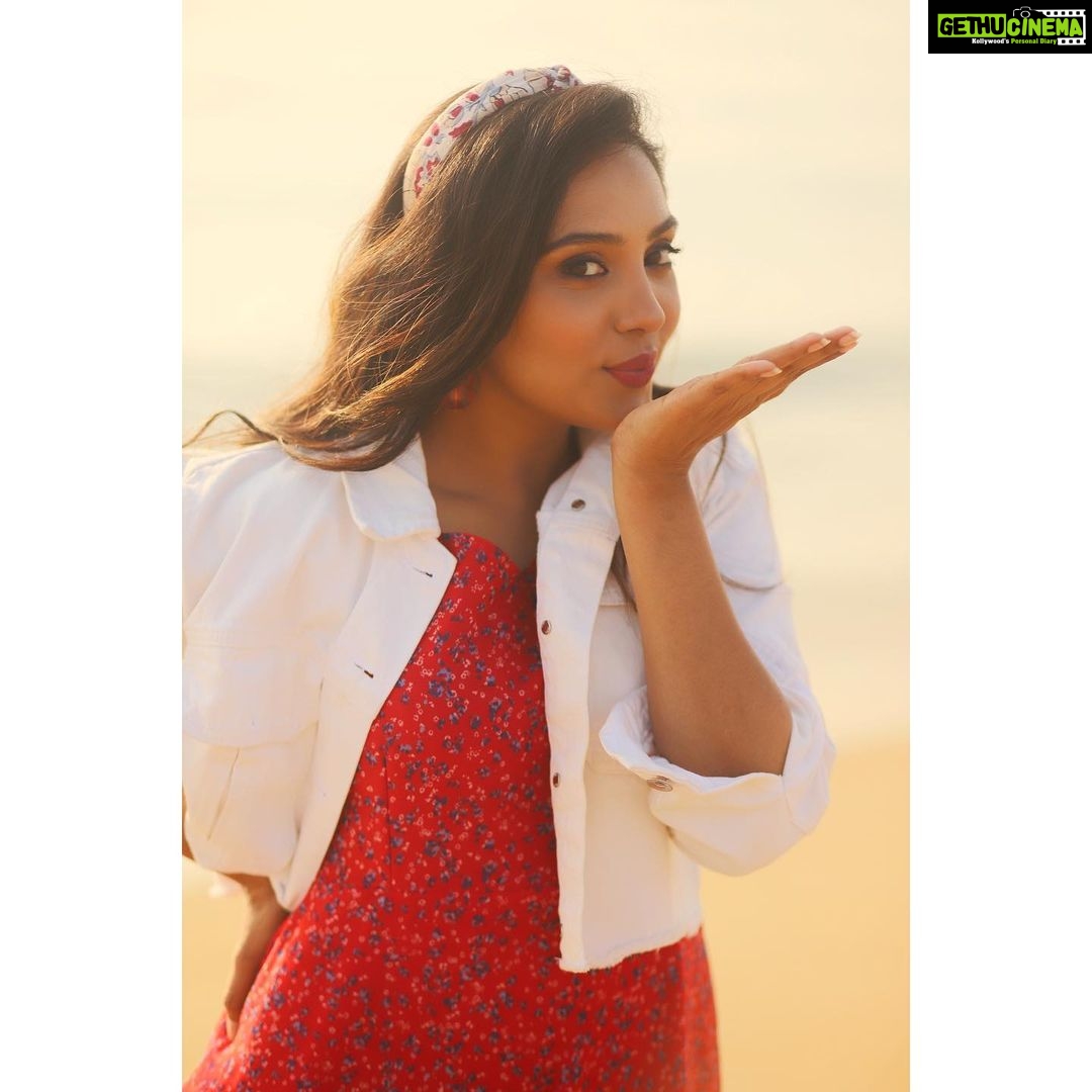Smruthi Venkat Instagram - Sending you all a lot of love this Valentine’s Day ❤️ Happy Valentine’s Day ❤️ Styling: @keziah_costume_stylist Outfits: @_gina_couture Muah: @harisri_makeoverartistry Photography: @shotsbyuv @kishorekumar5749 @sat_narain #valantinesday #love #red #loveyourself #selflove #instagram #instalove #instapost #redlove #lovelife #loveyou
