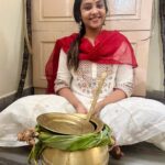Smruthi Venkat Instagram - இந்த பொங்கல் உங்கள் வாழ்வில் பல வெற்றிகளை கொண்டு வந்து, எப்போதும் உங்கள் குடும்பம் நலமாய் வளமாய் மகிழ்ச்சியுடன் வாழ என் அன்பும், என் பிராத்தனைகளும். ✨😍 உங்களுக்கும் உங்கள் குடும்பத்தினர் அனைவருக்கும் என் இனிய பொங்கல் நல்வாழ்த்துக்கள்!✨😇