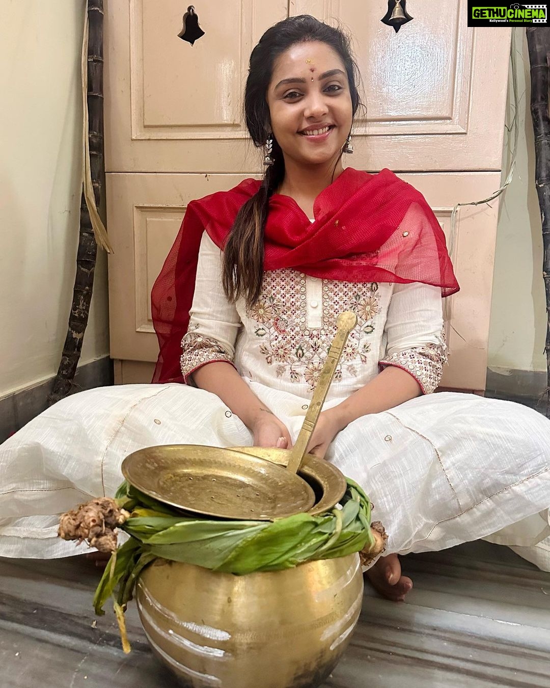 Smruthi Venkat Instagram - இந்த பொங்கல் உங்கள் வாழ்வில் பல வெற்றிகளை கொண்டு வந்து, எப்போதும் உங்கள் குடும்பம் நலமாய் வளமாய் மகிழ்ச்சியுடன் வாழ என் அன்பும், என் பிராத்தனைகளும். ✨😍 உங்களுக்கும் உங்கள் குடும்பத்தினர் அனைவருக்கும் என் இனிய பொங்கல் நல்வாழ்த்துக்கள்!✨😇