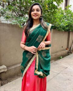 Smruthi Venkat Instagram - அனைத்து அன்பு உள்ளங்களுக்கும் இனிய சித்திரை புத்தாண்டு நல்வாழ்த்துக்கள் ✨❤️

Half saree @swarnasaris