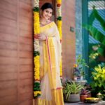 Sneha Instagram – இனிய தமிழ் புத்தாண்டு வாழ்துக்கள்!!
Blouse @geetuhautecouture
@geetunaidu03
Photography @ashokarsh
Saree @pichakamweaves
#tamilnewyear #familylove #sareelove #memories #love