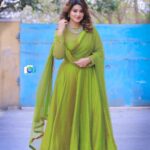 Sneha Instagram – The happiness of your life depends on the quality of your thoughts. 

@geetuhautecouture 
@silversashti 
@itz_rajesh24
@clicks_by_ajay 

#showtime #greendress💚 #lovewatudo💕 #bekind #etvtelugu #mrnmrs