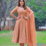 Sneha Instagram – Life is not about finding yourself. Life is about creating yourself. 

@geetuhautecouture 
@rajatamaya 
@clicks_by_ajay 
@rajesh_chinchili 

#lovewatudo💕 #liveurlife #salwarsuits #lovefrpeach #peachdress #telugu #mrnmrs #etvtelugu