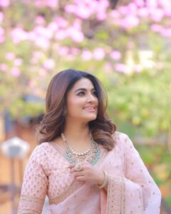 Sneha Instagram - Happy bhogi !! May all negativity be eliminated, may this bhogi bring a lot of positivity and great things to all my dearest.

@samyakksarees 
@kalasha_finejewels 
@clicks_by_ajay 
@rajesh_chinchili 

#sareelove #bhogifestival #lovewatudo💕 #festival #etvtelugu #mrnmrs #pinksaree