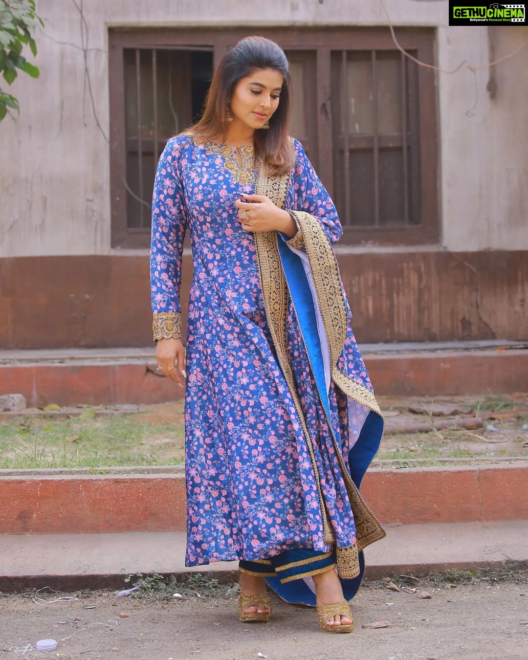 Sneha Instagram - To love and be loved is to feel the sun from both sides. @geetuhautecouture @kalasha_finejewels @clicks_by_ajay @rajesh_chinchili #loveyourself #beyou #liveinthemoment #bluesalwar #bluedress #telugu #mrnmrs #etvtelugu