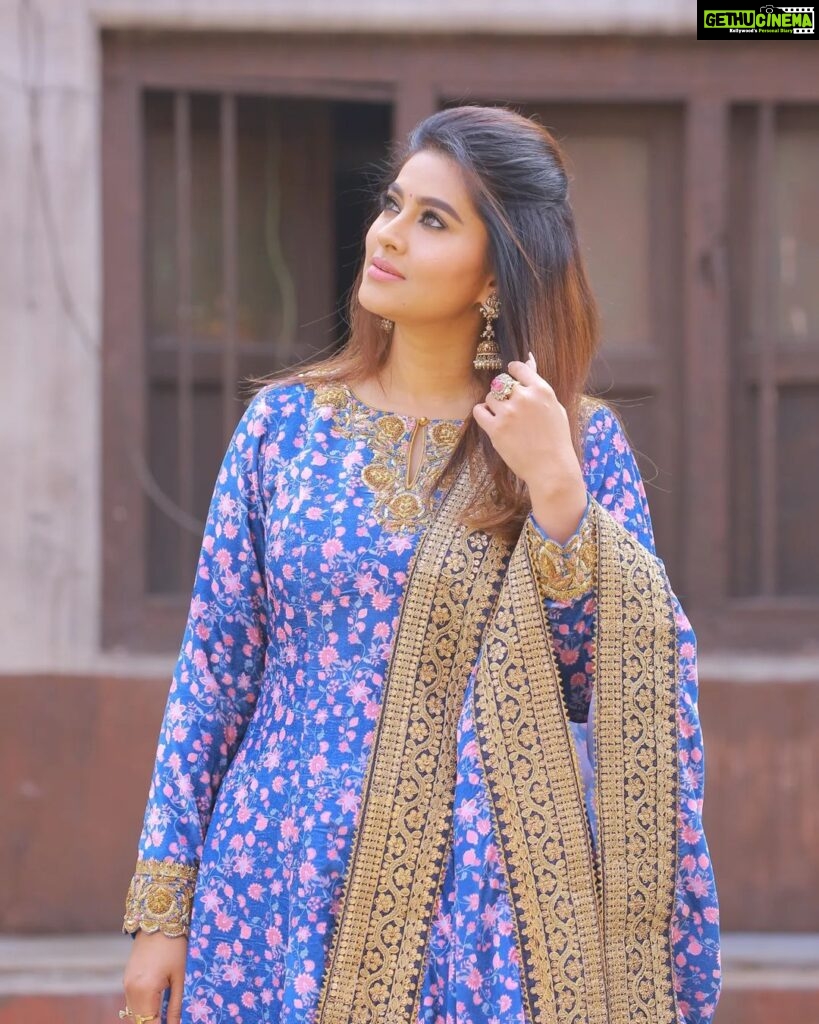 Sneha Instagram - To love and be loved is to feel the sun from both sides. @geetuhautecouture @kalasha_finejewels @clicks_by_ajay @rajesh_chinchili #loveyourself #beyou #liveinthemoment #bluesalwar #bluedress #telugu #mrnmrs #etvtelugu