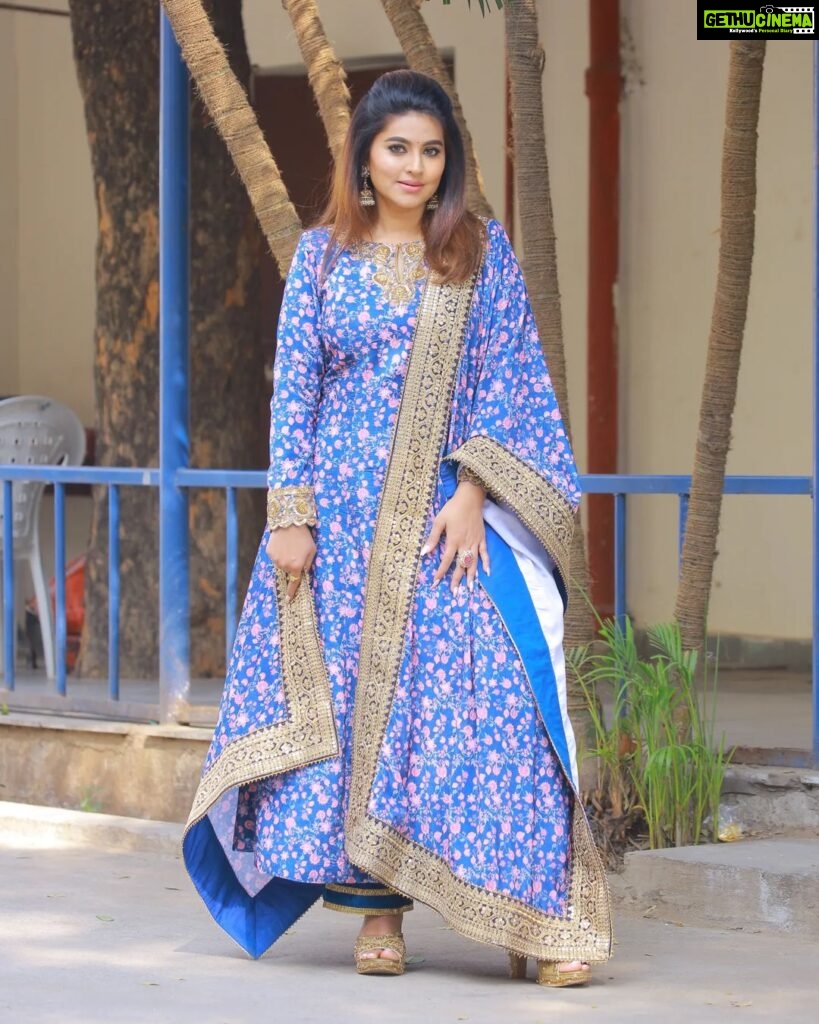 Sneha Instagram - To love and be loved is to feel the sun from both sides. @geetuhautecouture @kalasha_finejewels @clicks_by_ajay @rajesh_chinchili #loveyourself #beyou #liveinthemoment #bluesalwar #bluedress #telugu #mrnmrs #etvtelugu