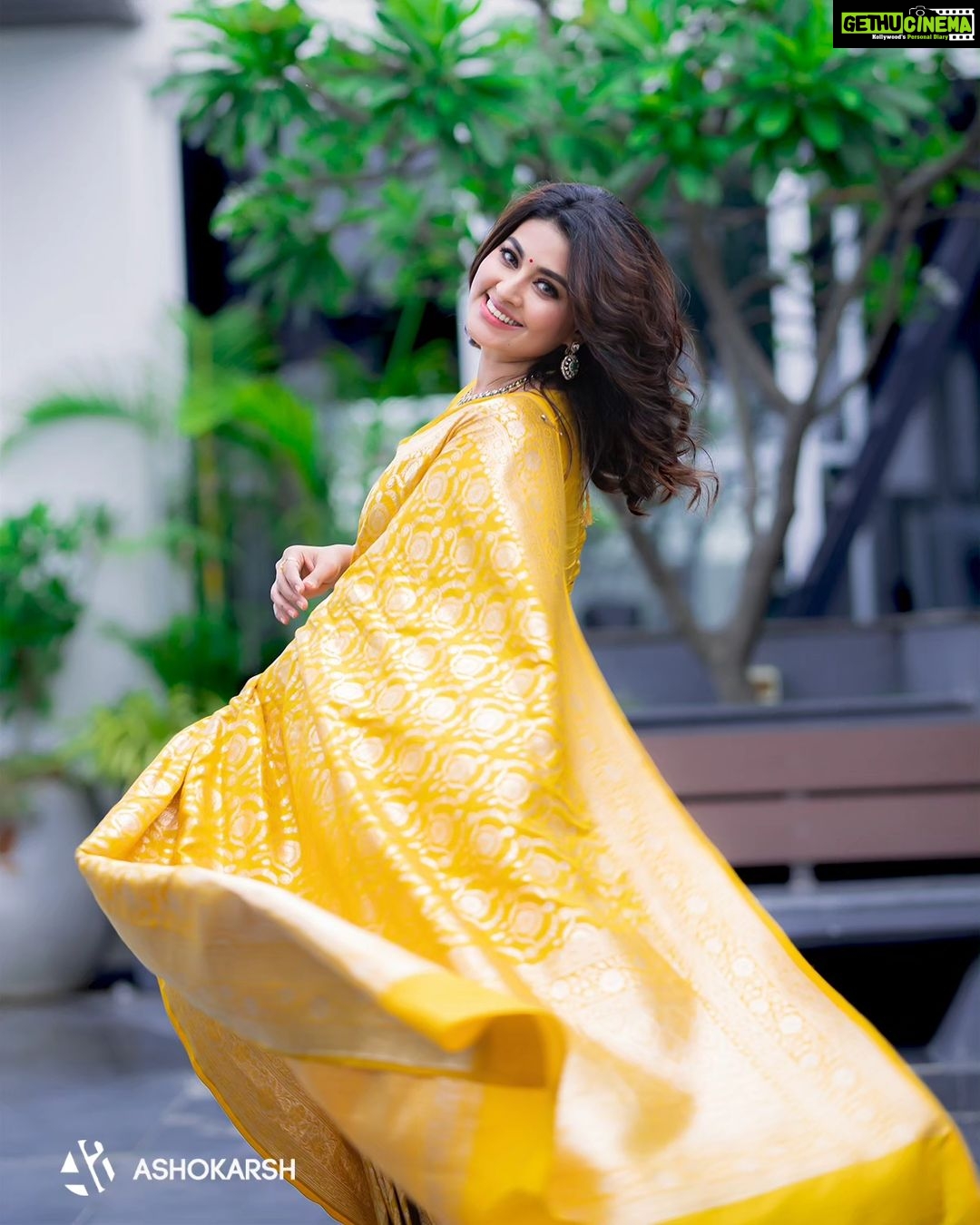 Sneha Instagram - Blouse - @geetuhautecouture Maharani collection - @nacjewellers Saree - @she_fashionzoffl Photography - @ashokarsh Hair- @vyshalisundaram_hairstylist #sareelove❤️ #banaras #banarasisaree #neveroutofstyle #bekind #mylove
