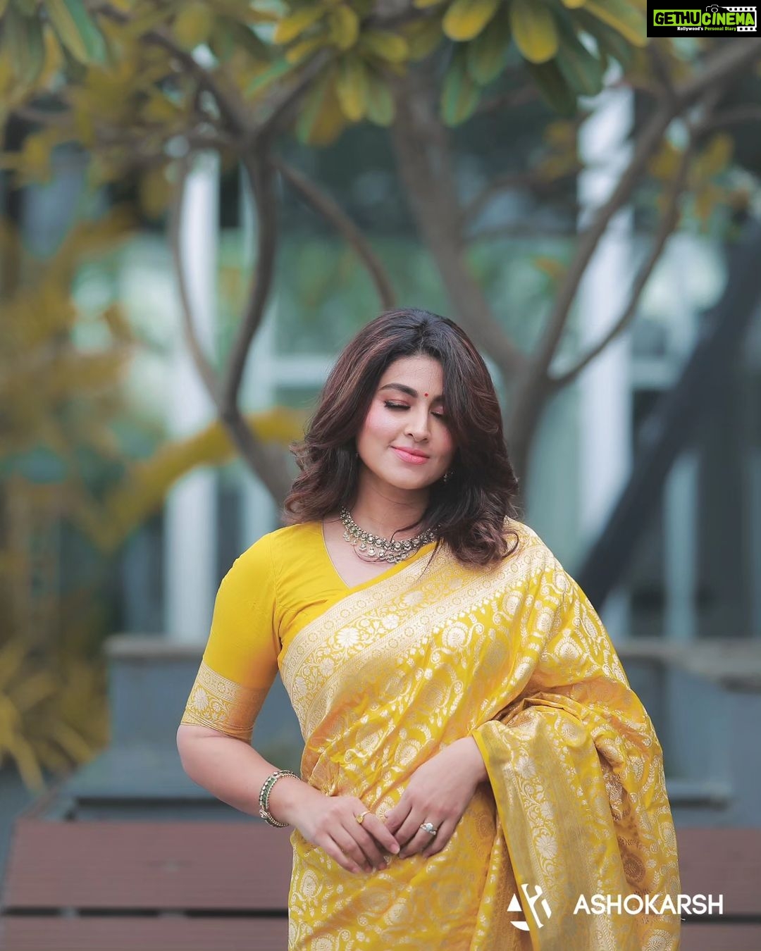 Sneha Instagram - Blouse - @geetuhautecouture Maharani collection - @nacjewellers Saree - @she_fashionzoffl Photography - @ashokarsh Hair- @vyshalisundaram_hairstylist #sareelove❤️ #banaras #banarasisaree #neveroutofstyle #bekind #mylove