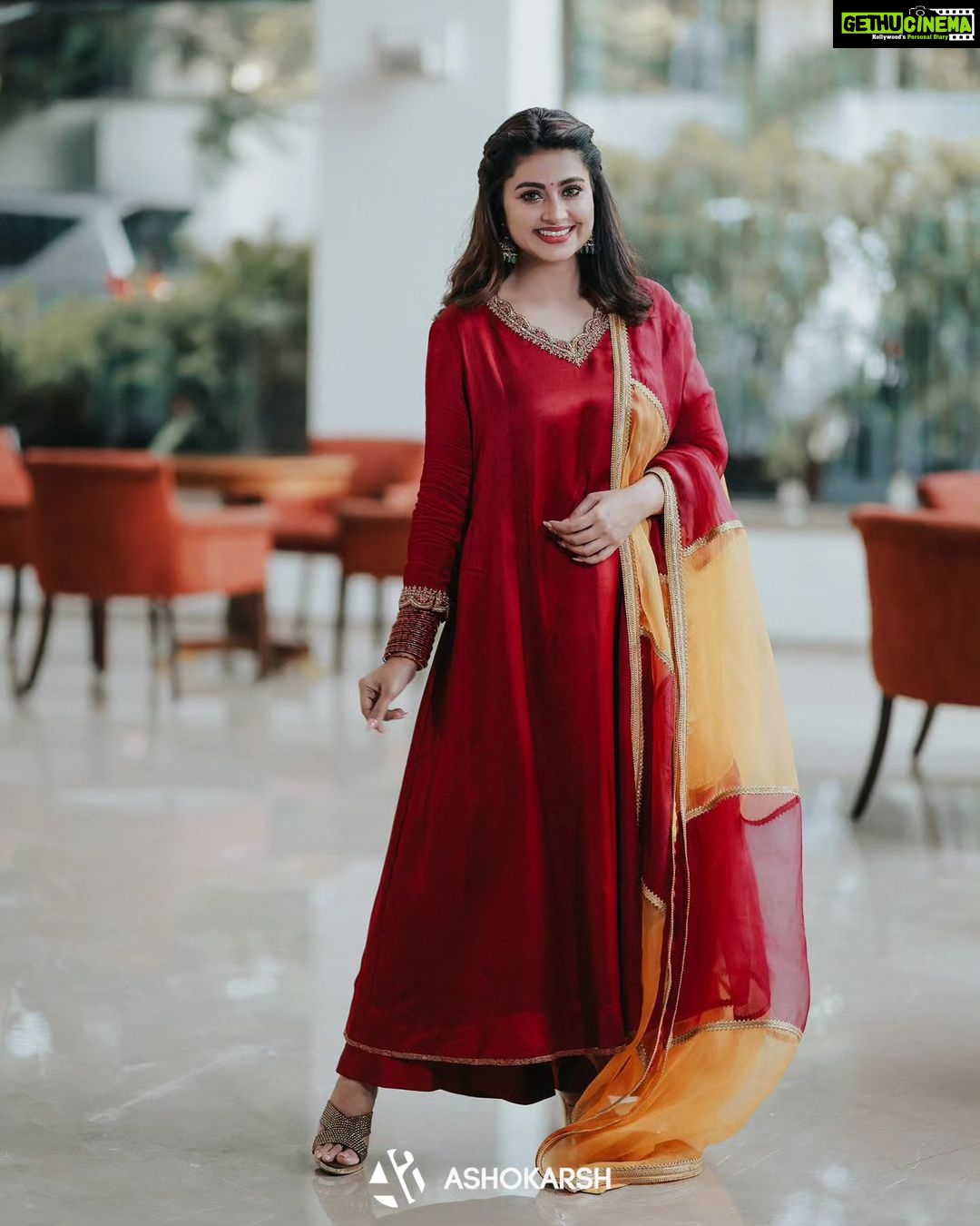 Sneha Instagram - You can not go back and change the beginning, but you can start from where you are and change the ending. @geetuhautecouture @geetunaidu03 @ashokarsh @vijiknr @bronzerbridaljewellery #weddingdress #festivalwear #sisterlove❤️ #lovewatudo💕 #liveinthemoment #salwarsuits