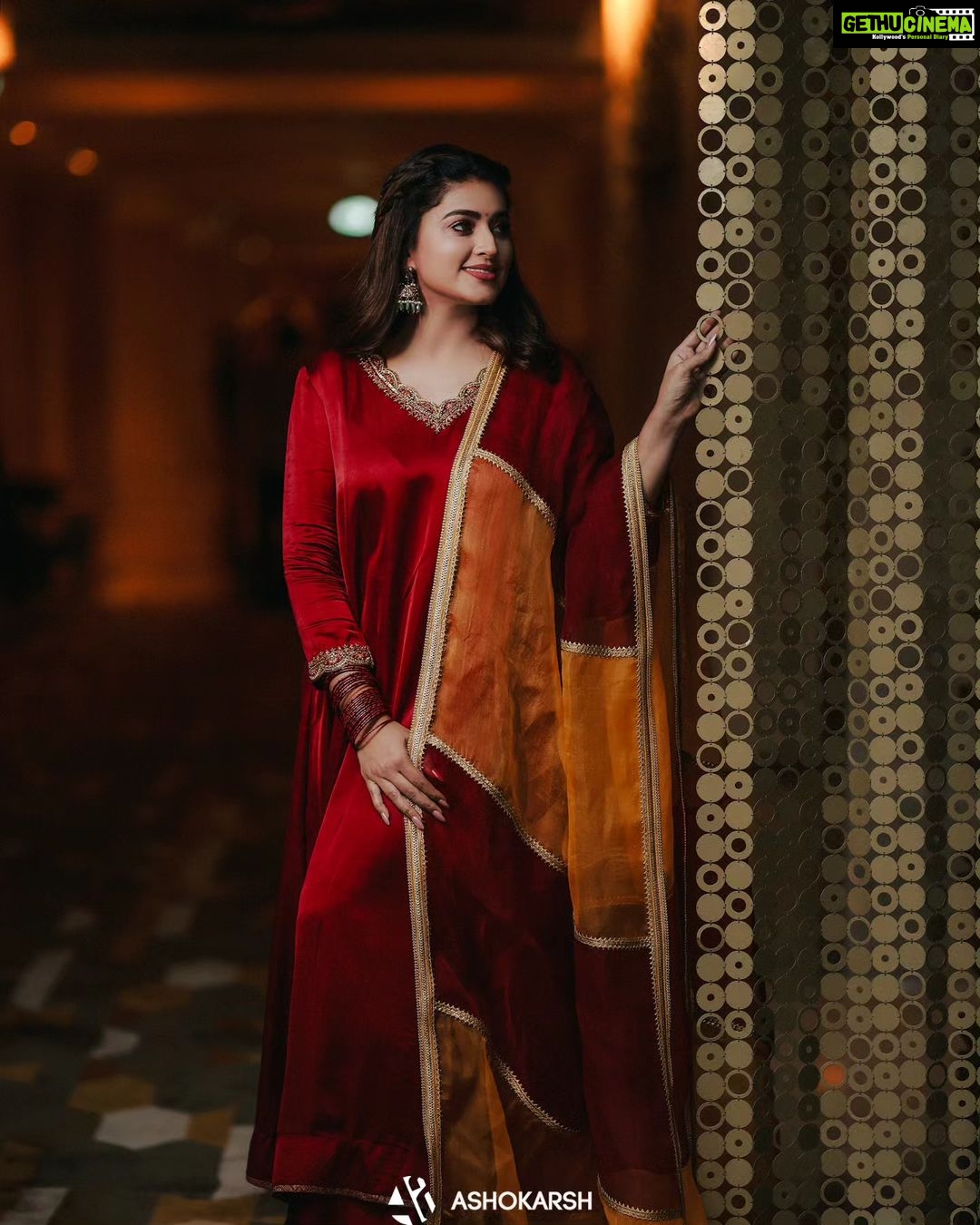 Sneha Instagram - You can not go back and change the beginning, but you can start from where you are and change the ending. @geetuhautecouture @geetunaidu03 @ashokarsh @vijiknr @bronzerbridaljewellery #weddingdress #festivalwear #sisterlove❤️ #lovewatudo💕 #liveinthemoment #salwarsuits