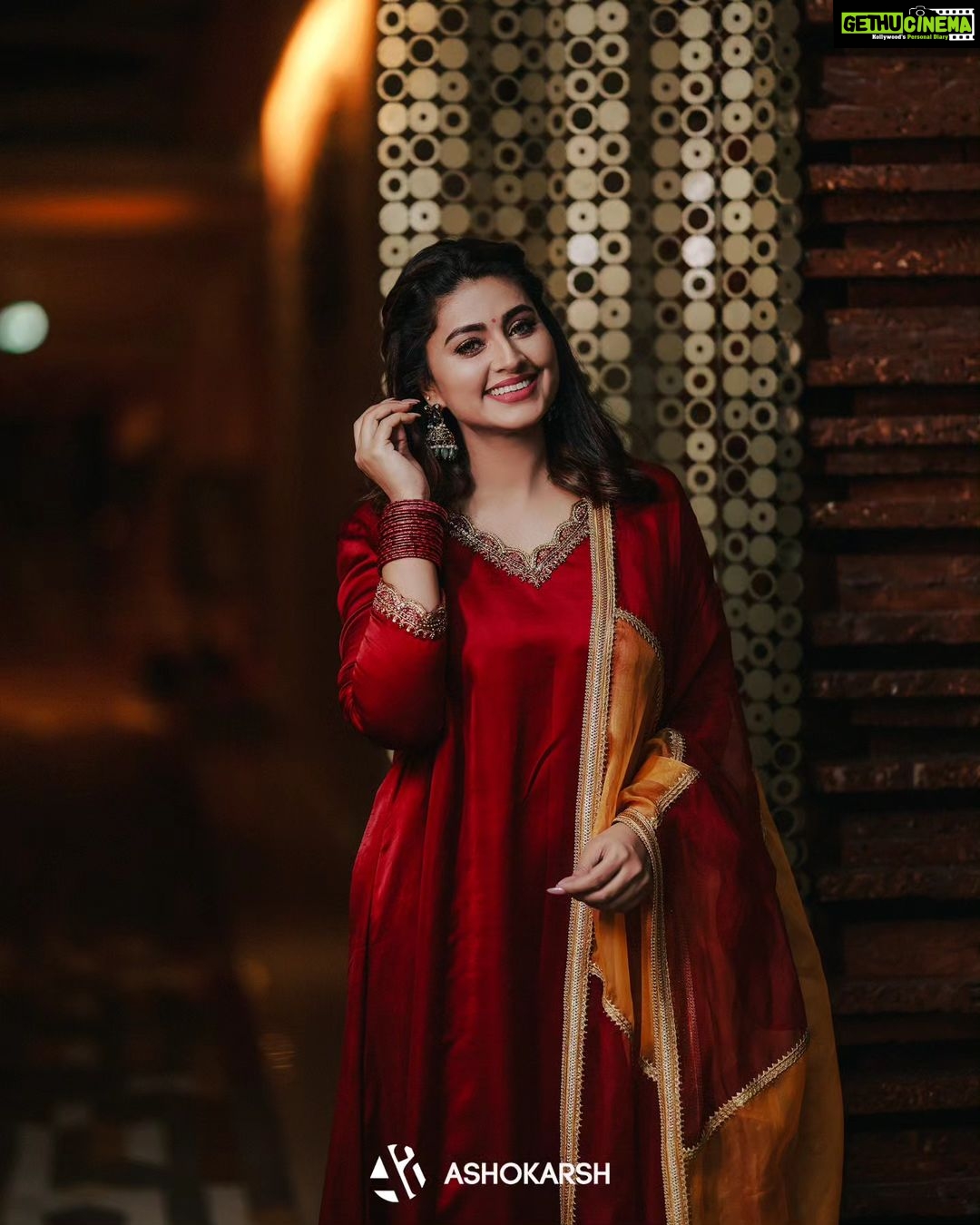 Sneha Instagram - You can not go back and change the beginning, but you can start from where you are and change the ending. @geetuhautecouture @geetunaidu03 @ashokarsh @vijiknr @bronzerbridaljewellery #weddingdress #festivalwear #sisterlove❤️ #lovewatudo💕 #liveinthemoment #salwarsuits