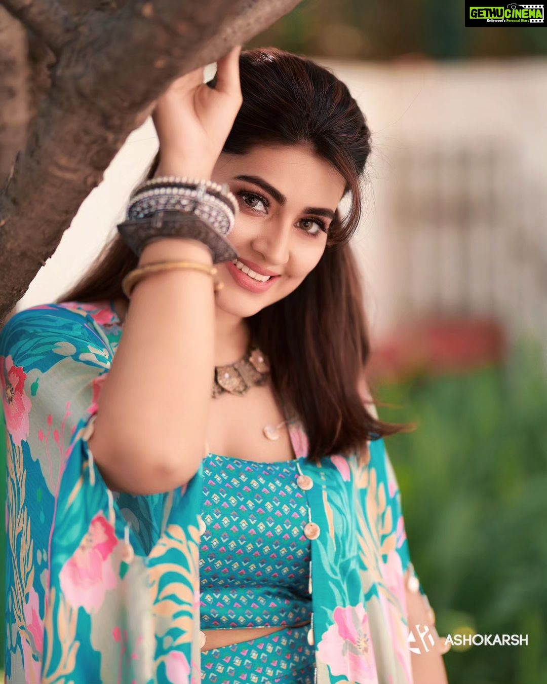 Sneha Instagram - Don't wait for the perfect moment, take the moment and make it perfect !!! @geetuhautecouture @geetunaidu03 @ashokarsh @vijiknr @vyshalisundaram_hairstylist @sonalfashion @crowneplazachn #designerwear #bluedress #fashion #juslove #sisterlove❤️ #fashionlover