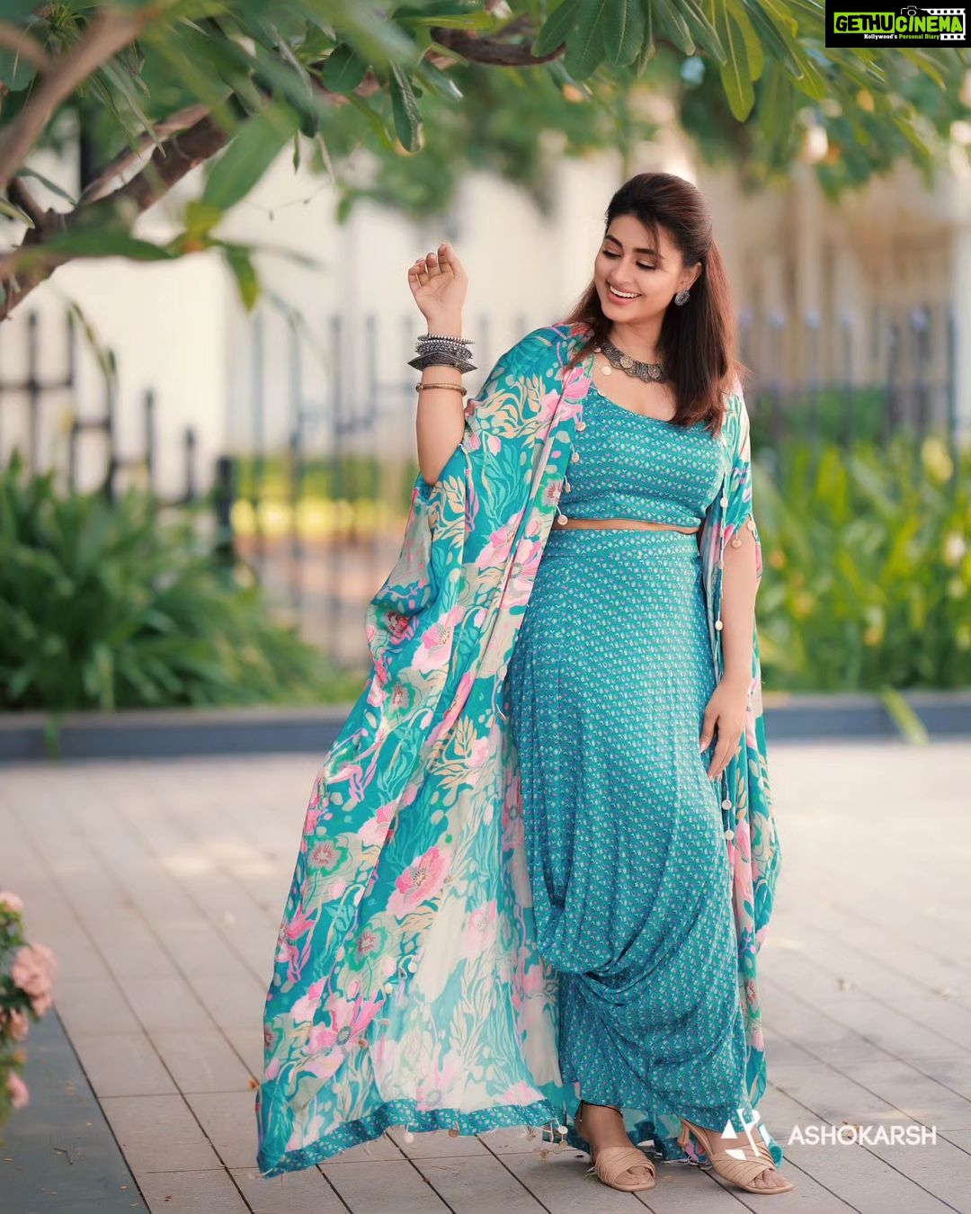 Sneha Instagram - Don't wait for the perfect moment, take the moment and make it perfect !!! @geetuhautecouture @geetunaidu03 @ashokarsh @vijiknr @vyshalisundaram_hairstylist @sonalfashion @crowneplazachn #designerwear #bluedress #fashion #juslove #sisterlove❤️ #fashionlover