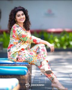Sneha Instagram - We are all in the same game, just at different levels.

@geetuhautecouture 
@geetunaidu03 
@ashokarsh 
@vijiknr 
@vyshalisundaram_hairstylist 
@crowneplazachn 

#mylifemyway #juslove #sisterlove❤️ #chillvibes #coordset #designerwear #fashion #summerwear