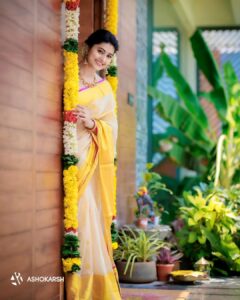 Sneha Instagram - இனிய தமிழ் புத்தாண்டு வாழ்துக்கள்!!

Blouse  @geetuhautecouture 
  @geetunaidu03 
Photography @ashokarsh 
Saree  @pichakamweaves

#tamilnewyear #familylove #sareelove #memories #love