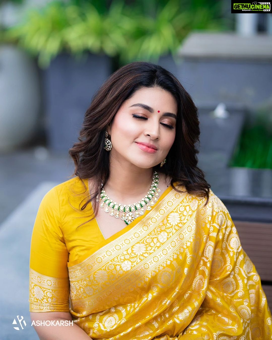 Sneha Instagram - Blouse - @geetuhautecouture Maharani collection - @nacjewellers Saree - @she_fashionzoffl Photography - @ashokarsh Hair- @vyshalisundaram_hairstylist #sareelove❤️ #banaras #banarasisaree #neveroutofstyle #bekind #mylove