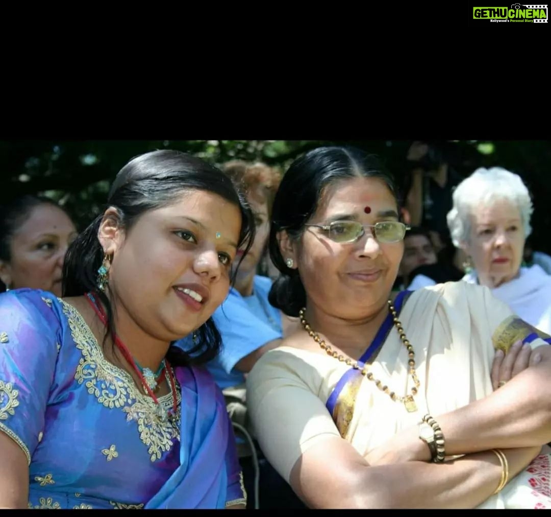 Sneha Sreekumar Instagram - കേന്ദ്ര സംഗീത നാടക അക്കാദമി യുടെ അവാർഡുകളിലെ മലയാളീ സാന്നിധ്യം വളരെ സന്തോഷവും അഭിമാനവും തരുന്നു. അതോടൊപ്പം ഇരട്ടി മധുരമായി ഏറ്റവും പ്രിയപ്പെട്ട എന്റെ രണ്ടു ഗുരുക്കൻമ്മാർ ഉണ്ടെന്നുള്ളതാണ്. എന്റെ ജീവിതത്തിലെ ഏറ്റവും പ്രധാനപ്പെട്ട രണ്ടുപേർ, നിർമലടീച്ചറും പ്രഭാകരൻമാഷും.ജീവിതത്തിലെ പ്രതീക്ഷിക്കാത്ത വഴിത്തിരിവുകൾക്ക് കാരണക്കാരായവർ. ചെറുപ്പത്തിലേ കലയോടുള്ള സ്നേഹം ഉണ്ടാക്കിയെടുക്കുന്നതിലും ഒരു കലാകാരിയായിത്തന്നെ ജീവിക്കണം എന്ന് തീരുമാനം എടുക്കാൻ പ്രേരിപ്പിച്ചതിലും വലിയപങ്ക് പ്രഭാകരൻ മാഷിന് ഉണ്ട്.തുള്ളൽ കലക്കുവേണ്ടിയുള്ള മാഷിന്റെ അശ്രാന്ത പരിശ്രമം കൊണ്ടുതന്നെയാണ് തുള്ളൽ കലയെ തേടി ആദ്യമായി ഒരു ദേശിയഅംഗീകാരം എത്തുന്നത്.കലാകാരിയെന്ന രീതിയിൽ പല കലാരൂപങ്ങളെ പറ്റി ആഴത്തിൽ മനസിലാക്കാൻ തുടങ്ങിയതും അഭിനയ രീതികളിലെ അനന്ത സാധ്യതകളെ എനിക്ക് പരിചയപ്പെടുത്തിയതും നിർമലടീച്ചറും വേണുജിയും ആയിരുന്നു. ഡിഗ്രി കഴിഞ്ഞു തിയേറ്റർ കോഴ്സ് എടുക്കാൻ പറഞ്ഞതും ടീച്ചർ ആണ്. അങ്ങിനെ ആണ് നാടകവും അഭിനയവും മാറിമായവും എല്ലാം എന്നിലേക്ക് വന്നത്. ഓരോ നിമിഷവും കലക്കുവേണ്ടി മാത്രം ജീവിച്ച രണ്ടുപേർക്കുള്ള അംഗീകാരം ആണ് ഇത്. രാഷ്ട്രപതിയിൽ നിന്നും ഈ അംഗീകാരം സ്വീകരിക്കുമ്പോൾ അവരുടെ ജീവിതത്തിനു തന്നെ കിട്ടിയ വലിയ അംഗീകാരം ആണ്.. ദേശിയ തലത്തിൽ സംഗീത നാടക അക്കാദമിയുടെ അംഗീകാരം ലഭിച്ച Kalamandalam Prabhakaran മാഷിനും Nirmala Paniker ടീച്ചറിനും അഭിനന്ദനങ്ങൾ.... ഇനിയും കലാരംഗത്തു ഞങ്ങളെ നയിക്കാൻ എല്ലാ ആരോഗ്യവും ദൈവം നൽകട്ടെ എന്ന് പ്രാർത്ഥിക്കുന്നു 🙏🙏🙏 @natanakairali #proudstudent #ottanthullal #mohiniyattam #happy #sangeethanatakaacademy #india
