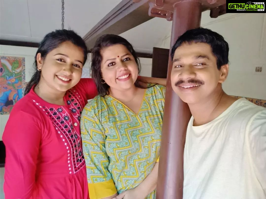 Sneha Sreekumar Instagram - 😍😍 @kovooraaan @babloooooz #vinodkovoor #zeekeralam #wifeisbeautiful #malayalamtelevision