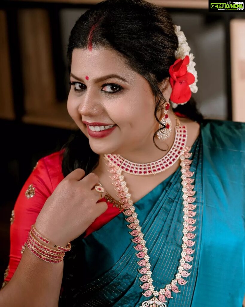 Sneha Sreekumar Instagram - ഉത്രാടദിനാശംസകൾ ❤❤❤ Mua @makeupbyanil Ornaments @parakkat_jewels Costume @anuthreadsbridalstudio 📷 @deepakplassery #onamspecial #onamvibes #marimayam #parakkat