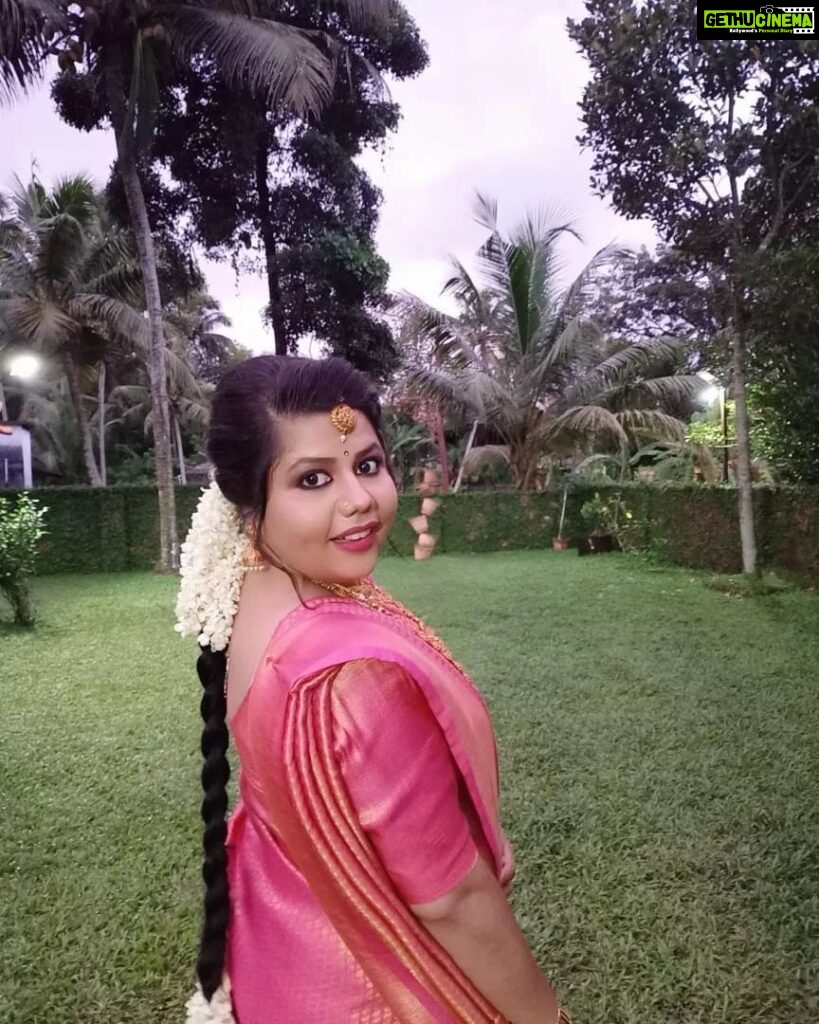Sneha Sreekumar Instagram - ❤❤ Styling @anjalii___vinod #zeekeralam #wifeisbeautiful #malayalamtelevision