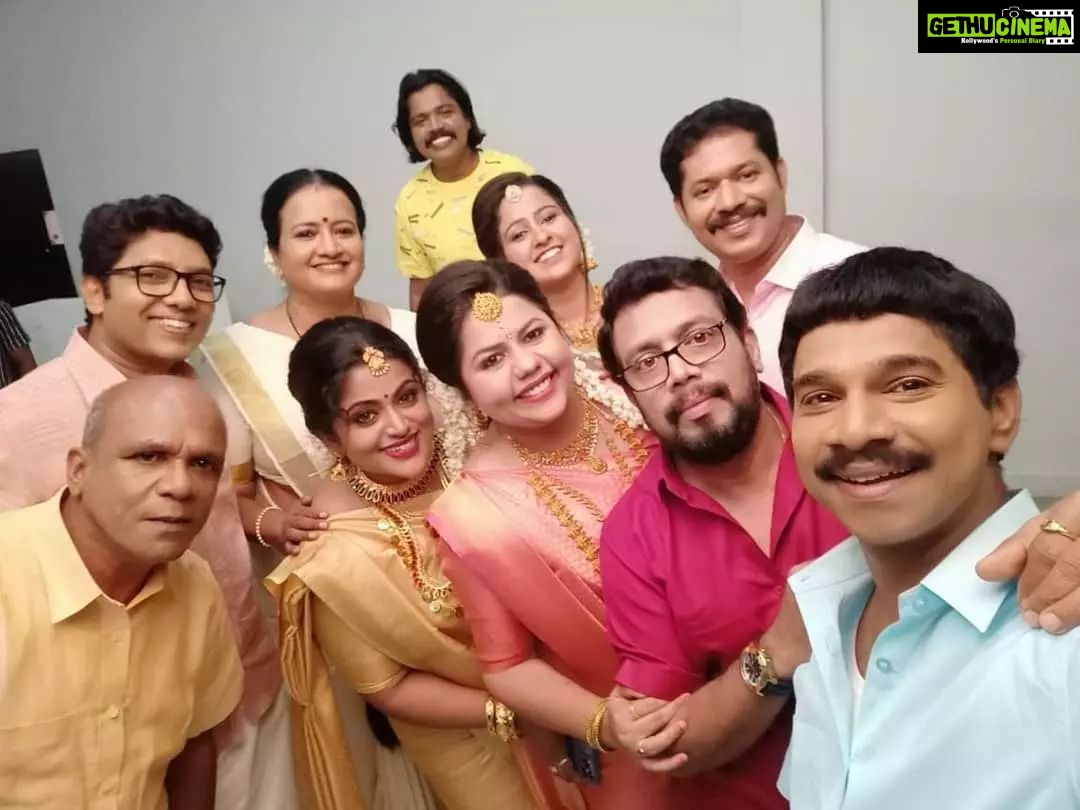 Sneha Sreekumar Instagram - "Wife is Beautiful " π coming to Zeekeralam from Sept 12th onwards ππππ @veenanair143 @babloooooz @shinysarah7 @pattambimanikandan @kovooraaan @salim_marimayam @unniraj2019 @niyasbackerva @zeekeralam #zeekeralam #malayalamtelevision
