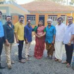 Sneha Sreekumar Instagram - ഇന്ന് മറിമായം ഷൂട്ട്‌ തുടങ്ങി...10പേരിൽ നിന്നും ഒരാൾ പോയി ഞങ്ങൾ 9പേരായി.. എത്ര പെട്ടെന്നാണ് കാര്യങ്ങൾ മാറിമറിയുന്നത്, ജീവിതം അങ്ങിനെയൊക്കെ ആണല്ലോ. എന്നും ആദ്യം വന്നു സുമേഷേട്ടൻ ഇരിക്കുന്നതും, അദ്ദേഹത്തിന്റെ ഷർട്ട്‌ വയ്ക്കുന്ന സ്ഥലവും എല്ലാം കാണുമ്പോൾ വല്ലാത്ത ഒരു സങ്കടം... ഇന്ന് എല്ലാവർക്കും വല്ലാത്ത ഒരു മാനസികാവസ്ഥ ആയിരുന്നു.. ഞങ്ങളിൽ ഒരാൾ ഇല്ലാതെ ഷൂട്ട്‌ തുടങ്ങി... Show must go on എന്ന് പറയുംപോലെ ജീവിതം ഇങ്ങനെ മുന്നോട്ടു പോയല്ലേ പറ്റു. അതിനിടയിൽ ഇങ്ങനെ നികത്താനാവാത്ത നഷ്ടങ്ങളും സംഭവിക്കുന്നു 😌😌... Miss you Khalidikka.... #khalidikka #marimayam #marimayamactors #khalid #sumeshettan😍