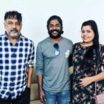 Sneha Sreekumar Instagram - Dream come true moment ❤with Linguswami sir 😍 ഇന്ന് രാവിലെ ഹൈദ്രബാദ് എയർപോർട്ടിൽ എത്തിയപ്പോൾ ലോട്ടറി അടിച്ചപോലെ ശ്രീ പറഞ്ഞു ഡയറക്ടർ സാർ നേരെ വീട്ടിലേക്കു ചെല്ലാൻ പറഞ്ഞു,നമുക്ക് ആദ്യം അങ്ങോട്ട്‌ പോകാമെന്നു.അവിടെ എത്തുംവരെ അദ്ദേഹം ചെയ്ത സിനിമകൾ ആയിരുന്നു മനസ്സിൽ, പയ്യ, റൺ, സണ്ടക്കോഴി,വേട്ട അങ്ങിനെ കുറെ ഹിറ്റ്‌ സിനിമകൾ.... അത്രേം വലിയ ഒരു ഡയറക്ടർ എങ്ങിനെ ആയിരിക്കും എന്ന് ചെറിയ ഒരു പേടിയും ഉണ്ടായിരുന്നു. അവിടെ എത്തിയപ്പോൾ ഞങ്ങൾക്ക് രാവിലത്തെ ഭക്ഷണമൊക്കെ തന്നു, ഏറ്റവും സ്നേഹത്തോടെ സംസാരിച്ചു. The Warrior ന്റെ റിലീസ്സുമായി ബന്ധപ്പെട്ടു തിരക്കുകൾ ഉണ്ടെങ്കിലും ഞങ്ങളോട് വലിയ സ്നേഹത്തോടെ സംസാരിക്കാനും സമയം കണ്ടെത്തി. ശ്രീ നന്നായി അഭിനയിച്ചുട്ടുണ്ട്, ഇന്ന് സിനിമ കാണുമ്പോൾ സന്തോഷം ആകുമെന്ന് എന്നോട് പറയുന്ന കൂട്ടത്തിൽ, തമിഴിൽ ശ്രീക്കു വേണ്ടി ഡബ്ബിങ് ചെയ്തത് സാർ ആണെന്ന് ചിരിച്ചു കൊണ്ട് പറഞ്ഞു 😍ലിങ്കുസ്വാമിയുടെ സിനിമയിൽ അഭിനയിക്കുക ഭാഗ്യം, അതിന്റെ കൂടെ ശ്രീക്കു അദ്ദേഹം തന്നെ ശബ്ദം കൊടുത്തു എന്ന് കേട്ടപ്പോൾ പറഞ്ഞറിയിക്കാൻ പറ്റാത്ത സന്തോഷം ❤❤ The Warrior ഇവിടെ നല്ല വിജയം ആണെന്നതും അടുത്ത സന്തോഷം. #TheWarriorr #telugumovie #thewarriors #ramputhineni #aadhi #linguswami