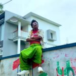 Sneha Sreekumar Instagram - ഞങ്ങടെ സുമേഷേട്ടൻ പോയി... മിനിഞ്ഞാന്ന് തൃപ്പൂണിത്തുറ ഞങ്ങടെ വീട്ടിൽ വന്നു ശ്രീകുമാറിനേം കൂട്ടിയാണ് വൈക്കത്തു ജൂഡ് ആന്റണിയുടെ സിനിമയിൽ അഭിനയിക്കാൻ പോയത്, അത് അവസാന കൂടിക്കാഴ്ച ആകുമെന്ന് കരുതിയില്ല.. ഇന്ന് രാവിലെ ശ്രീ വിളിച്ചു ഖാലിദിക്ക വീണു, ഹോസ്പിറ്റലിൽ പോകുവാണെന്നു പറഞ്ഞപ്പോൾ ഞാൻ വേഗം റെഡി ആയി വൈക്കത്തേക്ക് പുറപ്പെടാൻ പക്ഷെ കുറച്ചു കഴിഞ്ഞപ്പോൾ തന്നെ ശ്രീ വിളിച്ചു ഖാലിദിക്ക പോയെന്നു പറഞ്ഞു... രാവിലെ മുതൽ ഇത്രയും നേരം സത്യം ആവരുതെന്നു പ്രാർത്ഥിച്ചു, വിശ്വസിക്കാൻ കഴിയുന്നില്ലായിരുന്നു. ഞങ്ങടെ കാരണവർ, കൊച്ചിൻ നാഗേഷ്, സുമേഷേട്ടൻ പോയികളഞ്ഞു... മറിമായം അവസാന ഷൂട്ടിംഗിന് എടുത്ത ഫോട്ടോയാണ് ഇത്... എന്നും അഭിനയത്തോട് പ്രണയമായിരുന്നു സുമേഷേട്ടന്... ❤❤