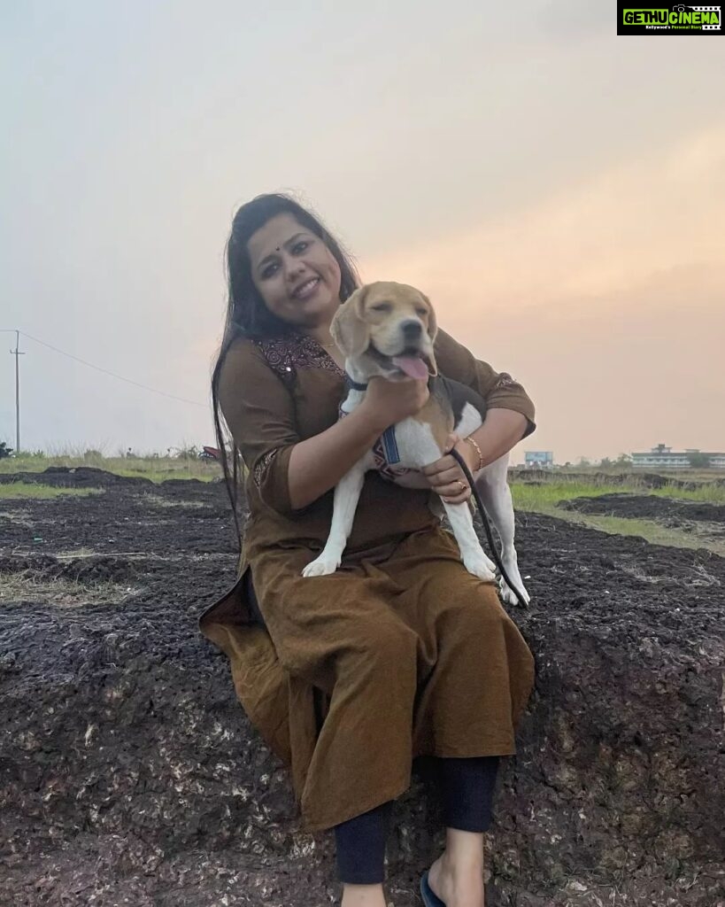 Sneha Sreekumar Instagram - Good Morning ❤ With Oski❤ #morningvibes #beagle #oscar #mandothari Madayi Kavu