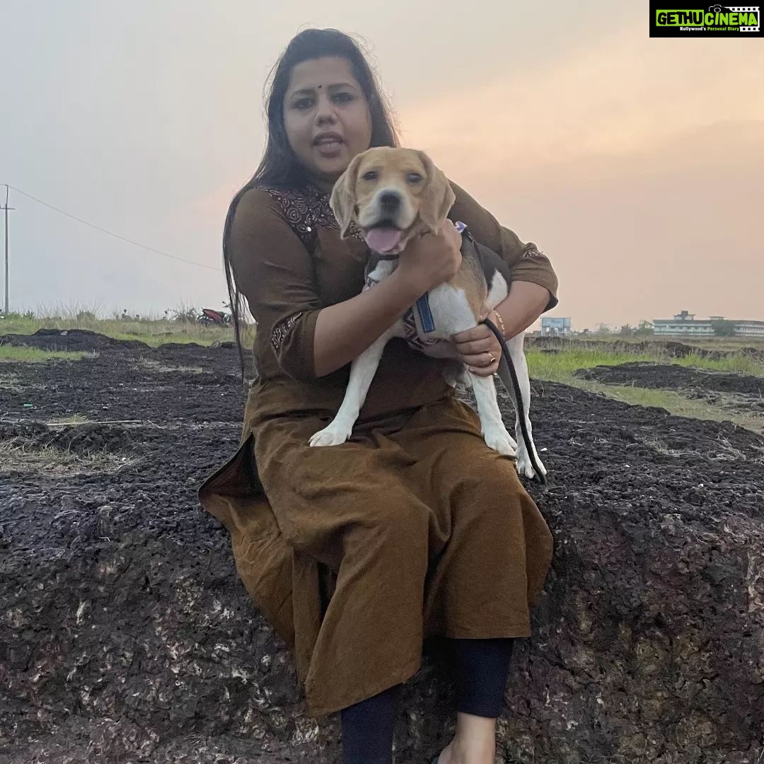 Sneha Sreekumar Instagram - Just watched @777charliemovie I am lucky to got ma @oscarbeagle1.. @777charliemovie ഹൃദയത്തിൽ സ്പർശിച്ച സിനിമ.. പല സീനുകളിലും എന്നെയും ഓസ്കാറിനെയും കാണാൻ സാധിച്ചു 😍. അവരെ നഷ്ടപ്പെടുമെന്ന് തോന്നുന്ന നിമിഷം വല്ലാത്ത ഒരു സന്ദർഭം ആണ്, അത്തരം അനുഭവങ്ങളിലൂടെ കടന്നുപോയിരുന്നത് കൊണ്ട് ആ ദിവസങ്ങളും, അതിന്റെ വേദനയും വല്ലാത്ത ഒരു ഫീലിംഗ് ആയിരുന്നു. പട്ടി ഭ്രാന്തു എന്നുപറഞ്ഞു കളിയാക്കിയിരുന്ന ആളുകളോട് ചാർളി ഒന്നു കണ്ടു നോക്കണം. അതിലൊന്നും തളരാതെ എന്നേം ഓസ്കിയെയും സ്ട്രോങ് ആക്കിയ @felican2 @arjunsomasekhar @aswinsatheesh_ @nivedithasreejith_ @ashasreejith__ @__a_c_h_u__2005 @s.psreekumar @annaspeeks എന്നിവരോട് എന്നും സ്നേഹം ❤❤❤❤
