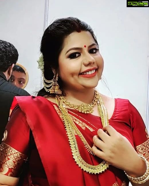 Sneha Sreekumar Instagram - Backstage pic ❤ Mua @makeupbyanil #backstage #program #mandothari #marimayam