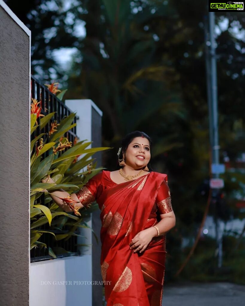 Sneha Sreekumar Instagram - 😍😍 Mua @makeupbyanil @anila.to.aspire 📷 @diamond_wedding_photography Saree @dress_dynamic #sareelove #mandothari #marimayam #actress
