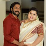 Sneha Sreekumar Instagram – @sreekumarsneha 
Stylist @nithinju 
@kaya_online_ @navamimypassionyourfashion @3leaf_photography 
#makeupartist #makeupartistinkochi #makeupandhair #keralamakeupartist #marimayam #chakkapazham #kochi Mulanthuruthy, India