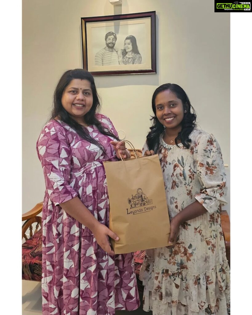 Sneha Sreekumar Instagram - This is a very happy moment. Because it is an indescribable joy to be able to give maternity clothes to @sreekumarsneha who is carrying the joy of motherhood Take care ❤❤