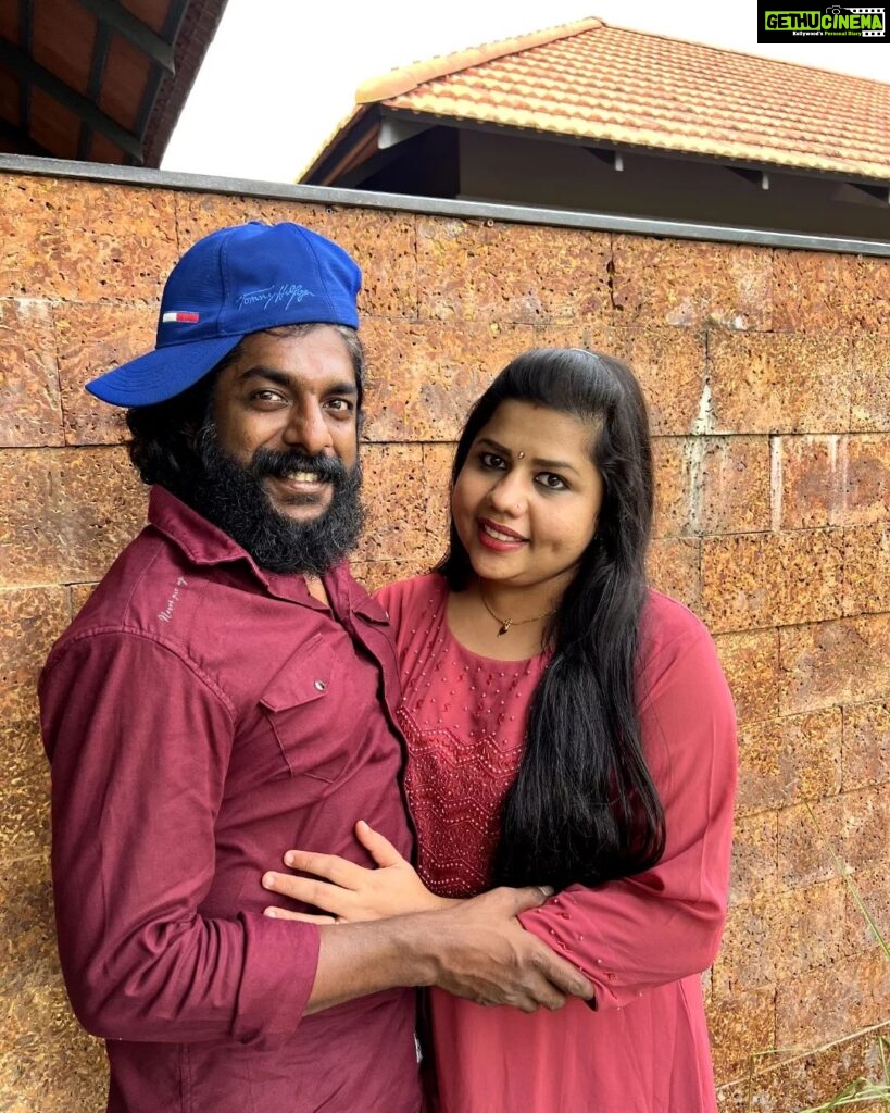 Sneha Sreekumar Instagram - Happy us from @saptharesortandspa #happymoments #wayanad #couplephotoshoot #mandothari #marimayam #chakkapazham #lolithan