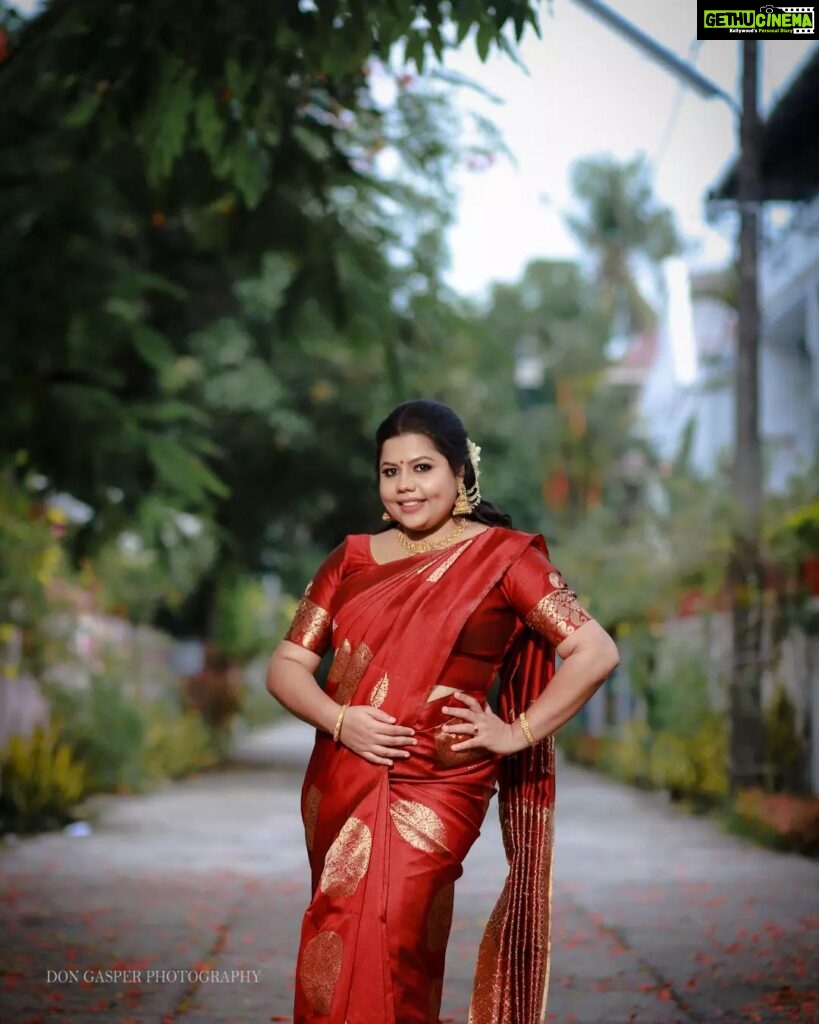 Sneha Sreekumar Instagram - 😍😍 Mua @makeupbyanil @anila.to.aspire 📷 @diamond_wedding_photography Saree @dress_dynamic #sareelove #mandothari #marimayam #actress