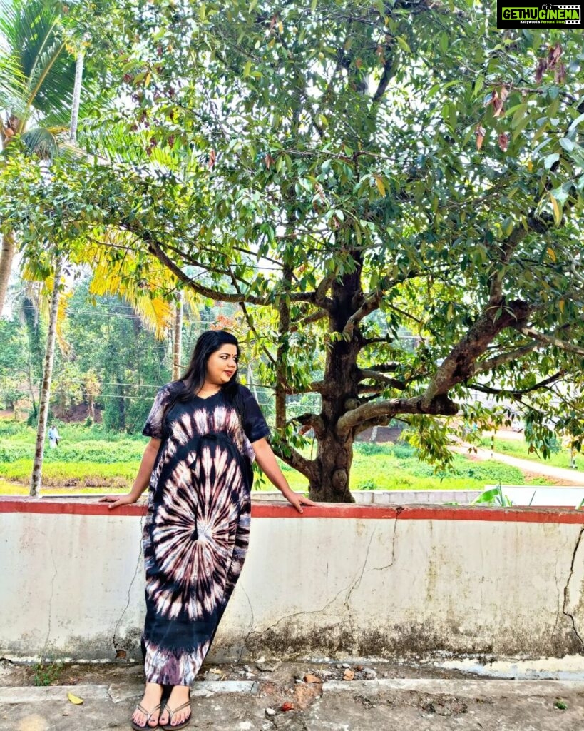 Sneha Sreekumar Instagram - പെരുന്നാൾ ആശംസകൾ wifeisbeautiful location @zeekeralam Costume @paraiso_comfortwears