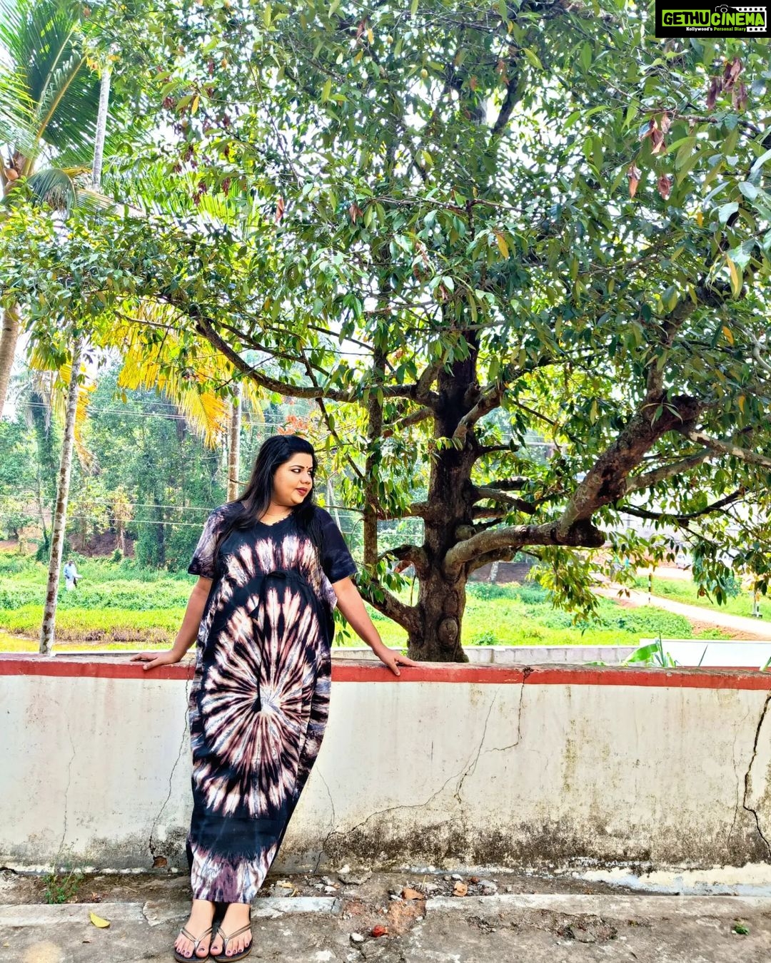 Sneha Sreekumar Instagram - പെരുന്നാൾ ആശംസകൾ wifeisbeautiful location @zeekeralam Costume @paraiso_comfortwears