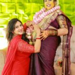 Sneha Sreekumar Instagram - Happy Moments ❤️❤️❤️ 📷 @3leaf_photography Mua @amal_ajithkumar Styling @sabarinathk_ Saree @kanchivaram.in Ornaments @mayoorajewels_by_archana Event @events.factorie Location @ogstharavadu #happymoments #7monthspregnant #valakaapu #valakaapufunction #pregnancylife