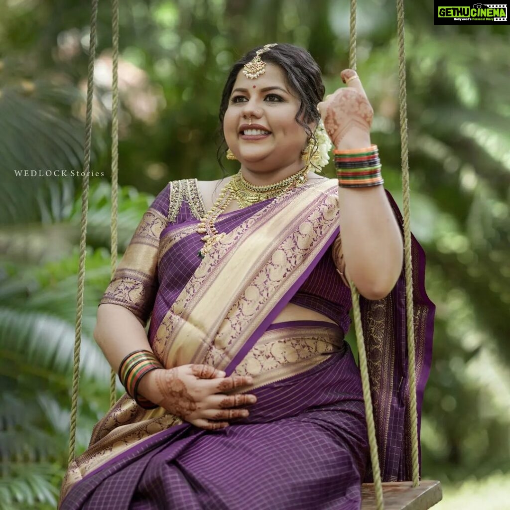 Sneha Sreekumar Instagram - Happy moments ❤❤ 📷 @wedlock__stories Mua @amal_ajithkumar Styling @sabarinathk_ Saree @kanchivaram.in Ornaments @mayoorajewels_by_archana Location @ogstharavadu tharavadu #happyday #happylife #7monthspregnant #valakaapu #traditionalwear #mandothari #marimayam
