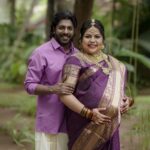 Sneha Sreekumar Instagram - valaikappu ceremony @sreekumarsneha & @s.psreekumar Makeup :- @amal_ajithkumar Stylist :- @sabarinathk_ Saree :- @kanchivaram.in Photography :- @nithin_c_nandakumar @wedlock__stories #valaikappu #valaikappuceremony #actress #babyshower #wedlockstories #saree OG's Tharavadu