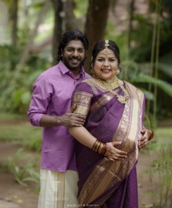 Sneha Sreekumar Instagram - valaikappu ceremony

@sreekumarsneha & @s.psreekumar 

Makeup :- @amal_ajithkumar 
Stylist :- @sabarinathk_ 
Saree :- @kanchivaram.in 
Photography :- @nithin_c_nandakumar 
  @wedlock__stories 

#valaikappu #valaikappuceremony #actress #babyshower #wedlockstories #saree