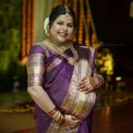Sneha Sreekumar Instagram - valaikappu ceremony @sreekumarsneha & @s.psreekumar Makeup :- @amal_ajithkumar Stylist :- @sabarinathk_ Saree :- @kanchivaram.in Photography :- @nithin_c_nandakumar @wedlock__stories #valaikappu #valaikappuceremony #actress #babyshower #wedlockstories #saree OG's Tharavadu