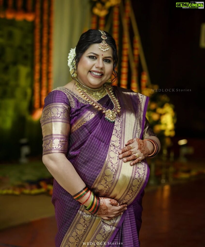 Sneha Sreekumar Instagram - valaikappu ceremony @sreekumarsneha & @s.psreekumar Makeup :- @amal_ajithkumar Stylist :- @sabarinathk_ Saree :- @kanchivaram.in Photography :- @nithin_c_nandakumar @wedlock__stories #valaikappu #valaikappuceremony #actress #babyshower #wedlockstories #saree OG's Tharavadu