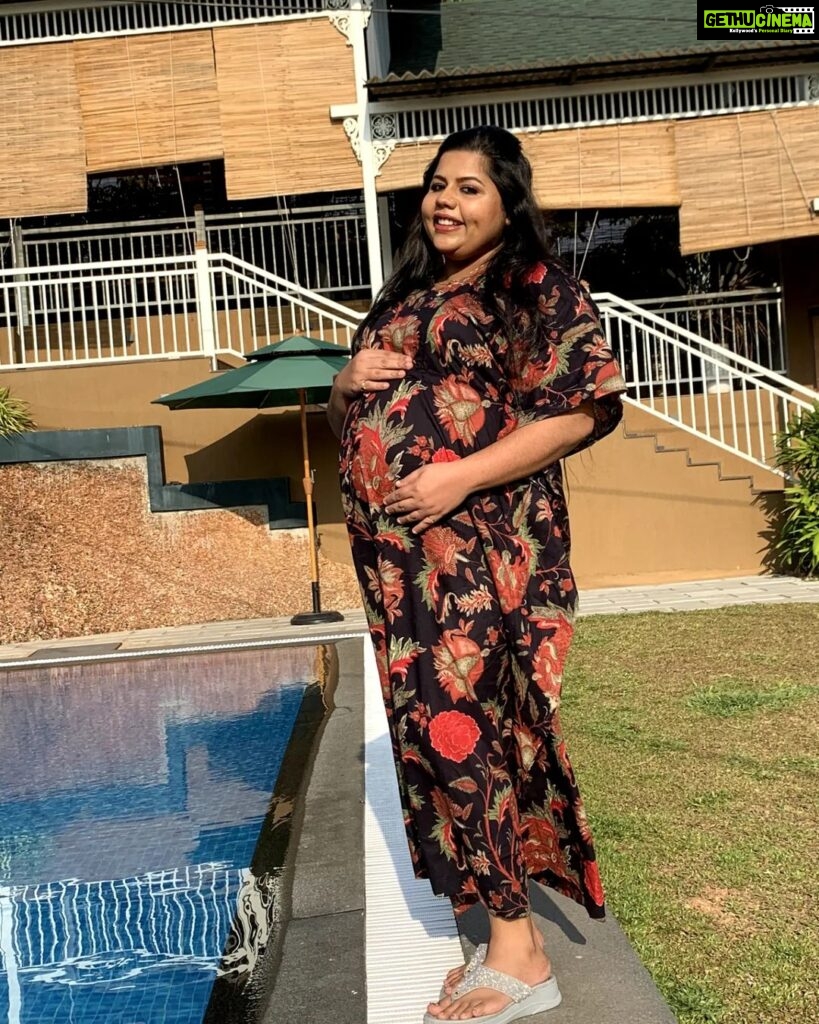 Sneha Sreekumar Instagram - Happy day ❤️ @johnsvillage Thank you @aeshas_maternity_clothing for very comfortable cotton maternity dress😍 Mua @makeupbyanil #happyday #7monthspregnant #pregnancylife #maternityshoot #maternitywear