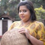 Sneha Sreekumar Instagram – Wife is Beautiful | Mon-Sat | 9.30 PM | Zee Keralam

സുകുവേട്ടൻ തനി മമ്മൂട്ടിനെ പോലുണ്ട്..

#ZeeKeralam #NeithedukkamJeevithaVismayangal #ZeeKeralamHD #ZeeKeralamOnMyTV #WifeIsBeautiful #ZeeOnTheGoReels

Watch Anytime, Anywhere on ZEE5 – https://zee5.onelink.me/RlQq/fmalDownloadZEE5App