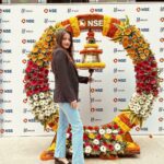 Sneha Ullal Instagram – It was an honour.Thank you @nseindia for letting us ring that auspicious bell on our release day.Love you Lokhtantra in cinemas today. #snehaullal 
@isha_konnects @ravikishann @kingaliasgar @ameetkumarbollywood @zurichmediahouse NSE India
