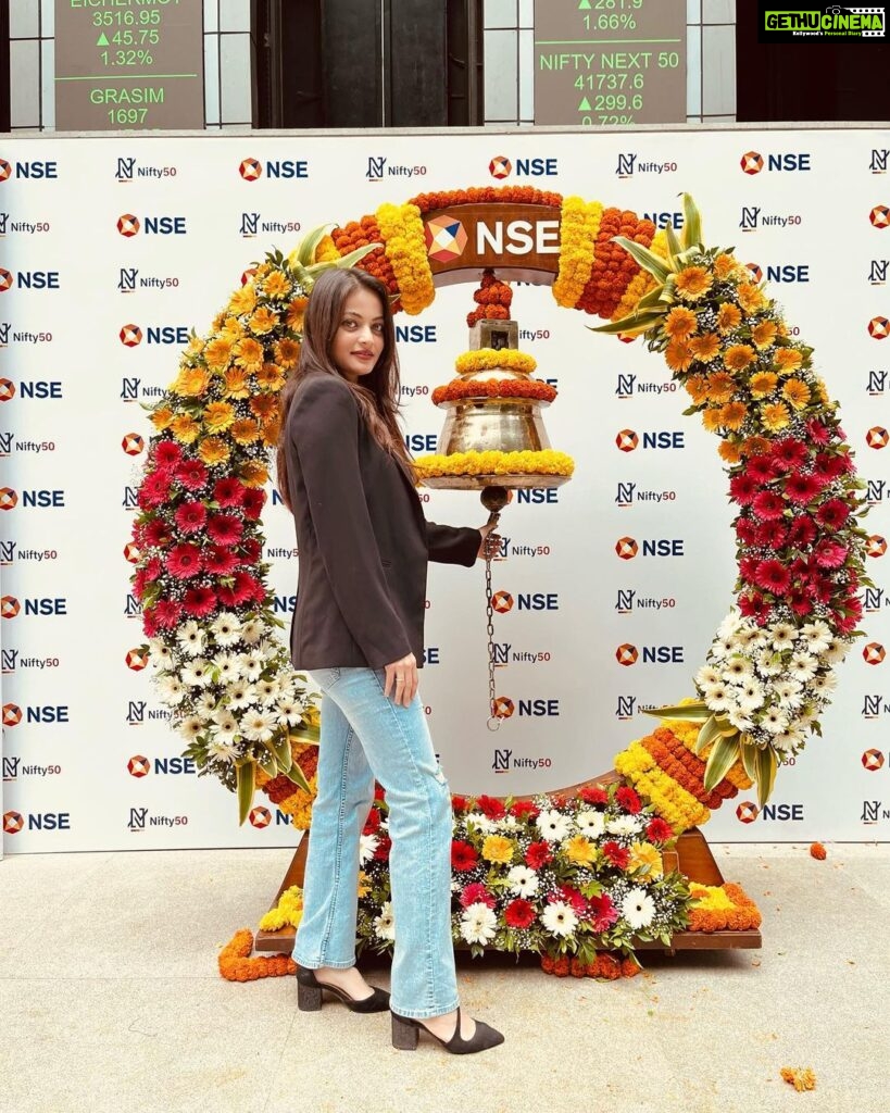 Sneha Ullal Instagram - It was an honour.Thank you @nseindia for letting us ring that auspicious bell on our release day.Love you Lokhtantra in cinemas today. #snehaullal @isha_konnects @ravikishann @kingaliasgar @ameetkumarbollywood @zurichmediahouse NSE India